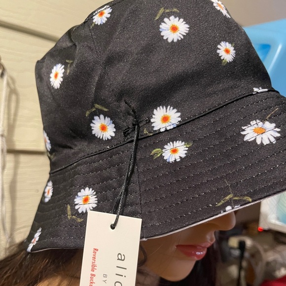 ALICE + OLIVIA Reversible Daisy Bucket Hat - Picture 9 of 12